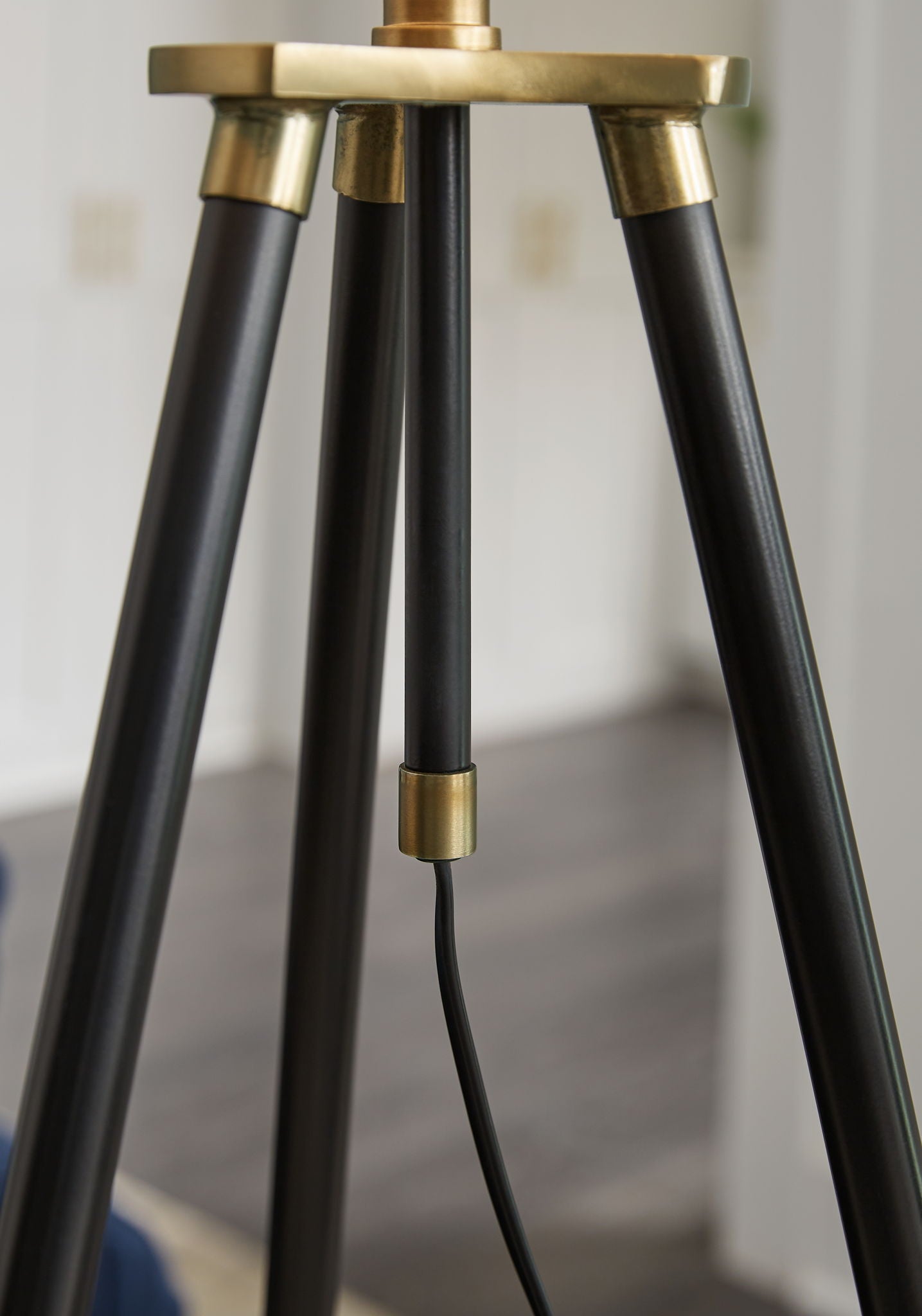 Cashner - Metal Floor Lamp - Black / Gold Finish